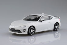 Load image into Gallery viewer, TOYOTA 86 GT86 Crystal White Pearl Snap Together 1:32 scale kit Aoshima 05418
