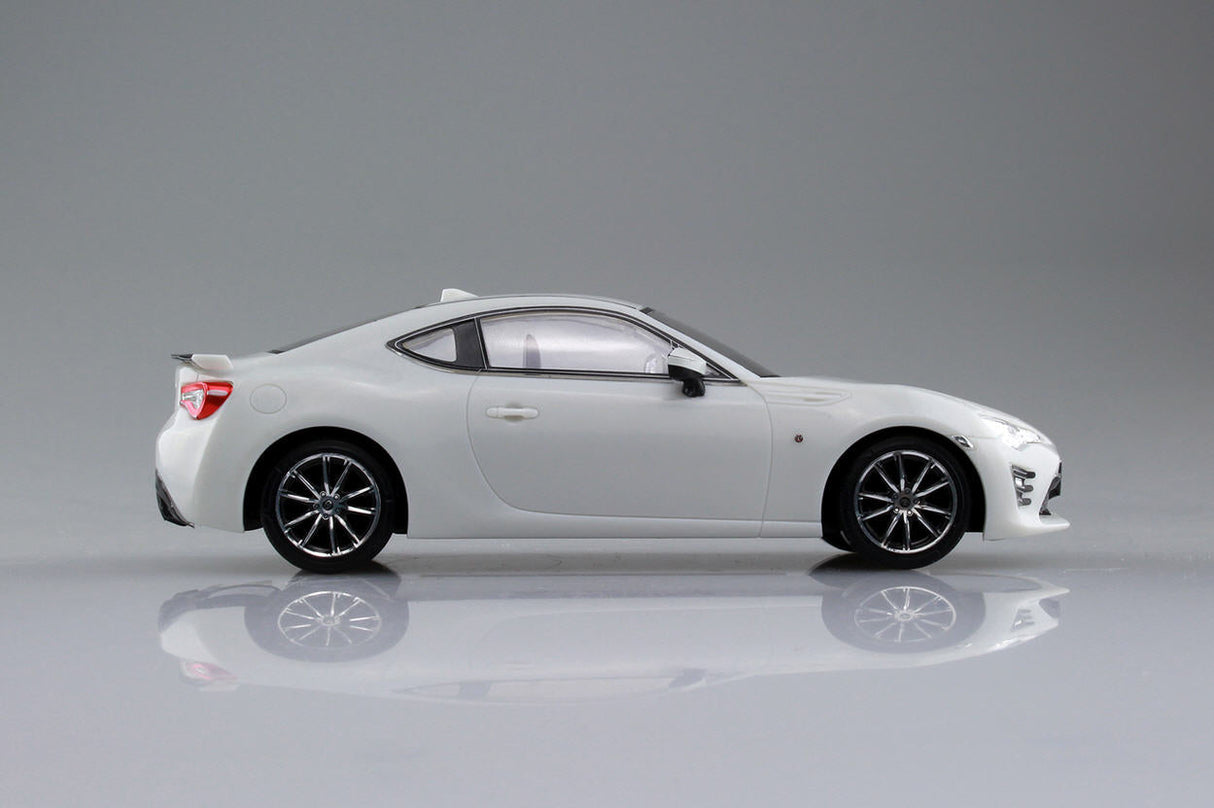 TOYOTA 86 GT86 Crystal White Pearl Snap Together 1:32 scale kit Aoshima 05418